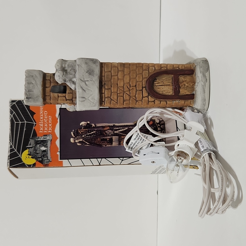 Loomco Products Ghostly Haunted Tower House Lighted Building